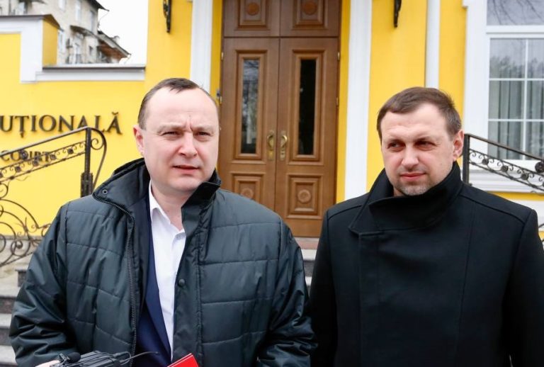 Социалисты и коммунисты оспорили законность изменения «молдавского языка» на «румынский»