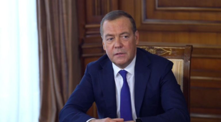 Медведев предложил «взбодрить» директоров оборонных предприятий сталинскими телеграммами