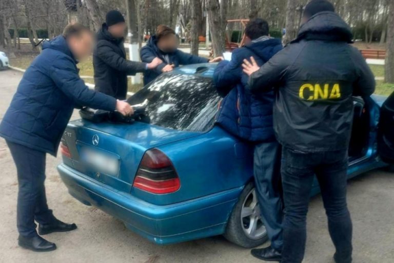 В Дондюшанах начальника местного военкомата задержали при получении взятки в 700 евро