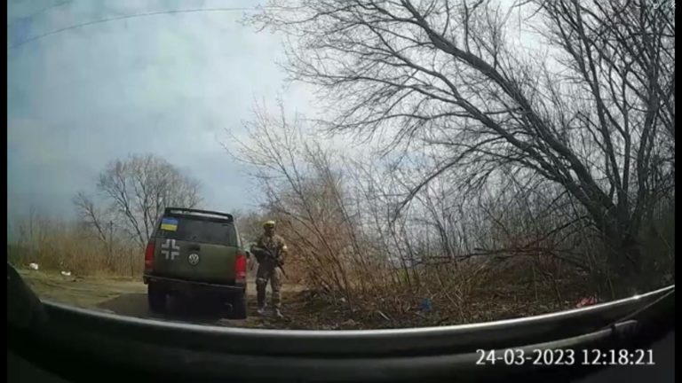 «Патриотический» Z-канал признал, что видео с украинским военным, стрелявшим по машине с женщиной и ребенком, — фейк