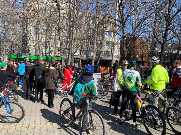 (ФОТО, ВИДЕО) В Кишинёве велосипедисты провели марш за безопасность дорожного движения и установили памятник погибшему в ДТП мальчику-спортсмену