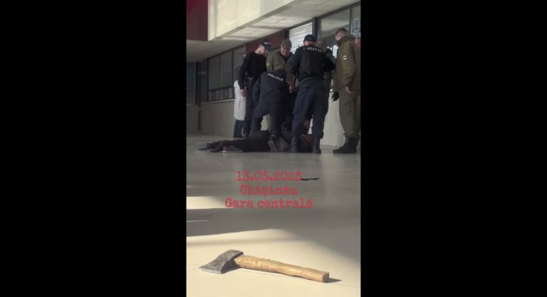 (ВИДЕО) В Кишинёве на автовокзале мужчина угрожал людям топором, его задержали
