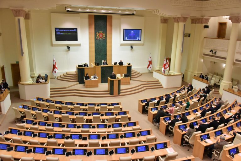 После массовых протестов грузинский парламент отклонил во втором чтении законопроект об «иноагентах»