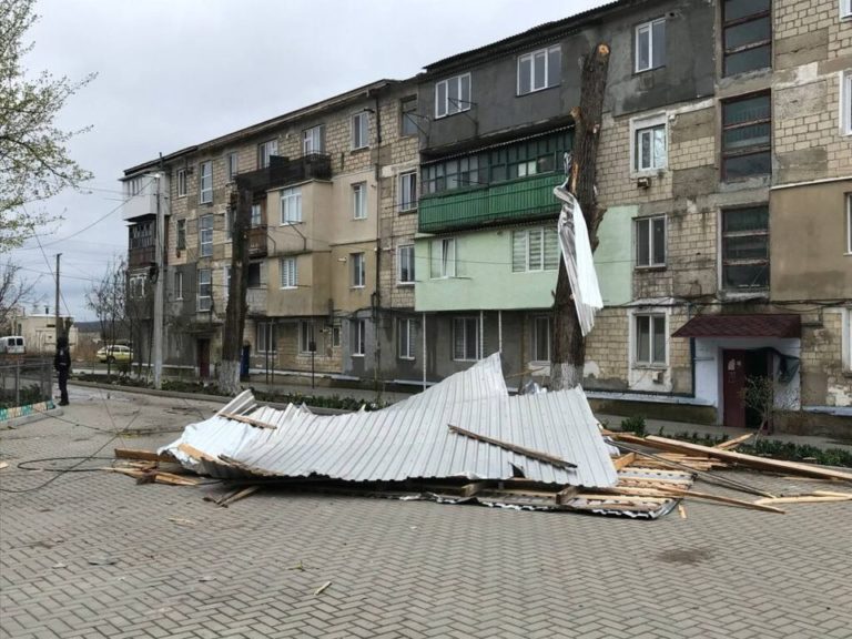 (ФОТО) Сильный ветер снёс крышу дома в Комрате, в Кишинёве повалил деревья