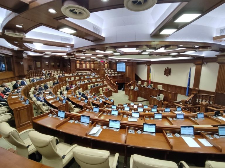 Парламент в первом чтении поддержал повышение зарплат министрам