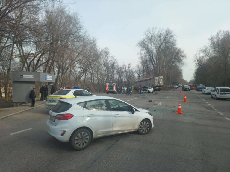 (ФОТО) Три легковушки и грузовик столкнулись в Кишиневе, один водитель погиб