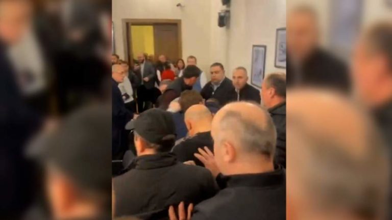 (ВИДЕО) В Грузии закон об «иноагентах» вызвал протесты, в парламенте произошла драка