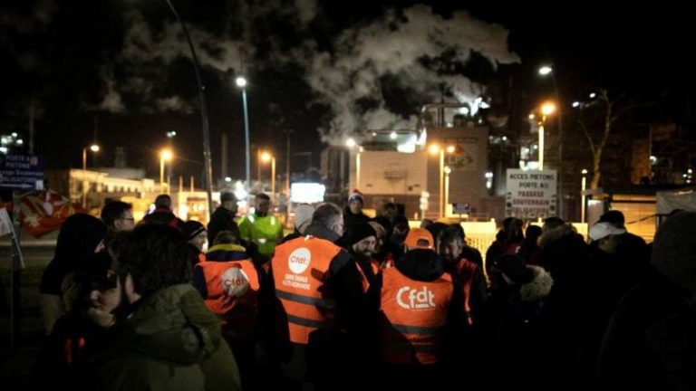 Во Франции проходят массовые протесты из-за пенсионной реформы