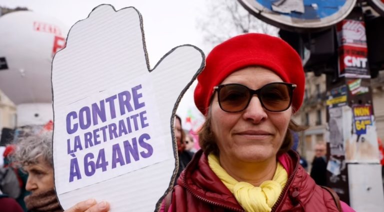 Во Франции в обход парламента повысили пенсионный возраст, массовые протесты продолжились
