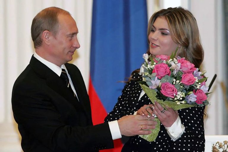 «Проект»: Путин купил Кабаевой самую большую квартиру в России