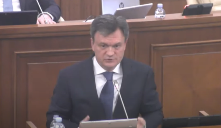 Премьер-министр Речан в парламенте просит продлить режим чрезвычайного положения