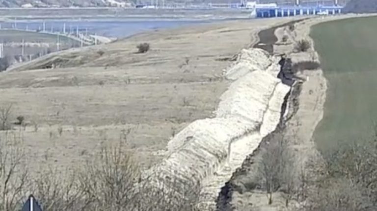 (ВИДЕО) В Украине вблизи границы с Молдовой роют траншеи — украинские пограничники объяснили причину