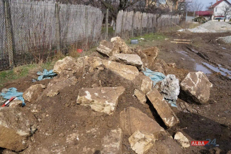 (ФОТО) В Румынии на кладбище экскаватор случайно разрушил 1700-летний саркофаг