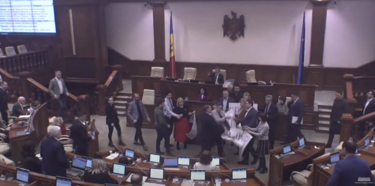 (ФОТО) При рассмотрении проекта об изменении «молдавского языка» на «румынский» в парламенте произошла потасовка