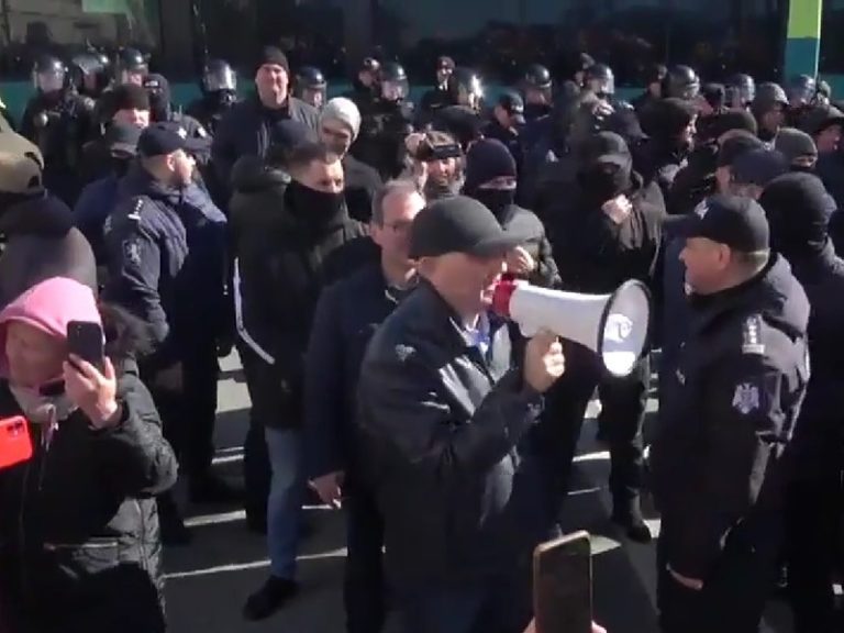 Сторонники «Шор» протестуют у здания парламента и пытаются пройти на центральную площадь
