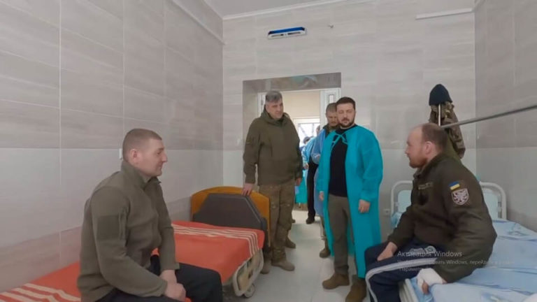 (ФОТО/ВИДЕО) Зеленский приехал на передовую под Бахмутом, чтобы наградить военных