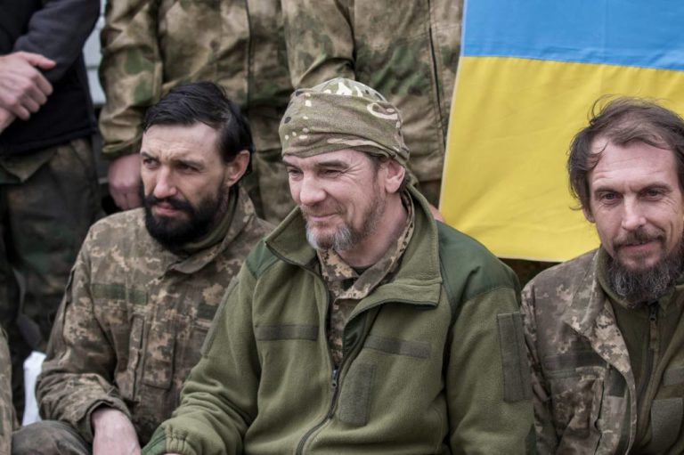 (ФОТО) Пасхальный обмен пленными: Украина вернула 130 человек