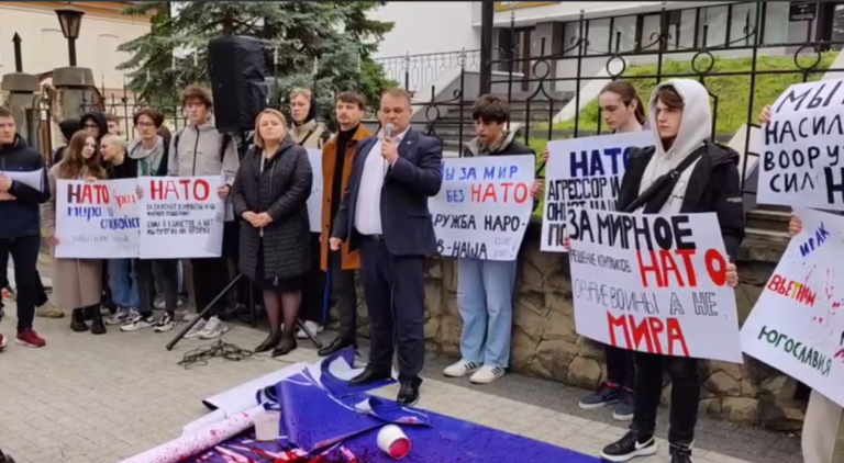 (ВИДЕО) Покинувшие ПСРМ Нестеровский и Лозован разорвали флаг НАТО и облили его красной краской