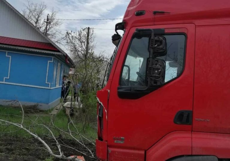 (ФОТО) Молдавская автоцистерна въехала во двор жилого дома в уезде Васлуй