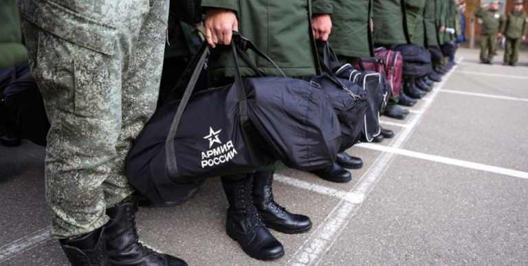 «Электронные повестки» в РФ: как их ввели в рекордные сроки, что грозит жителям России и какую поправку они могли не заметить