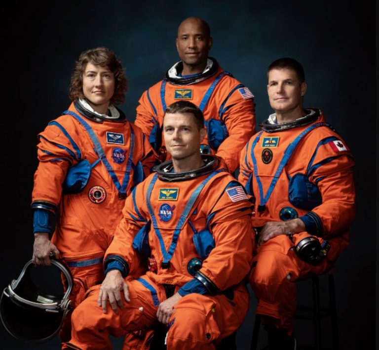 NASA представило экипаж окололунной миссии, среди них женщина и афроамериканец