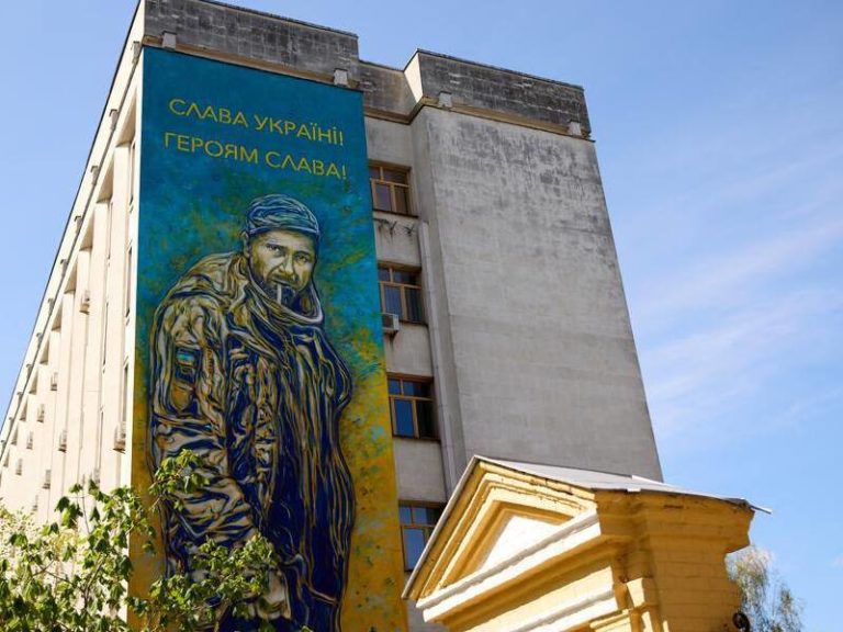 (ФОТО) В Киеве появился мурал с надписью «Слава Украине. Героям Слава» — на нём расстрелянный боец ВСУ родом из Молдовы Александр Мациевский