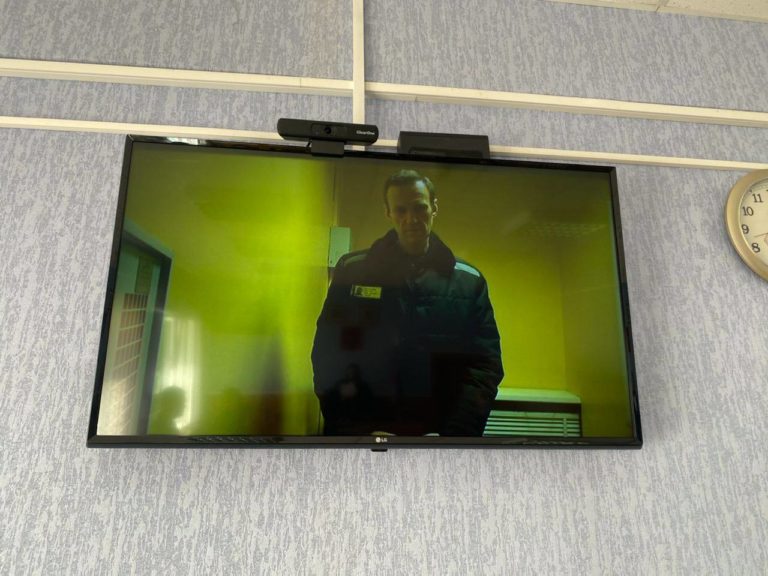 Навального в колонии ударили ногой в пах и завели на него новое уголовное дело