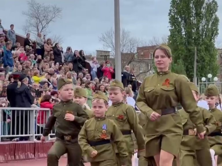 В России провели военный парад детсадовцев