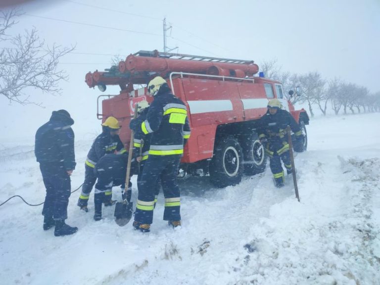 (ВИДЕО) В Рышканском районе школьный автобус застрял на заснеженной дороге