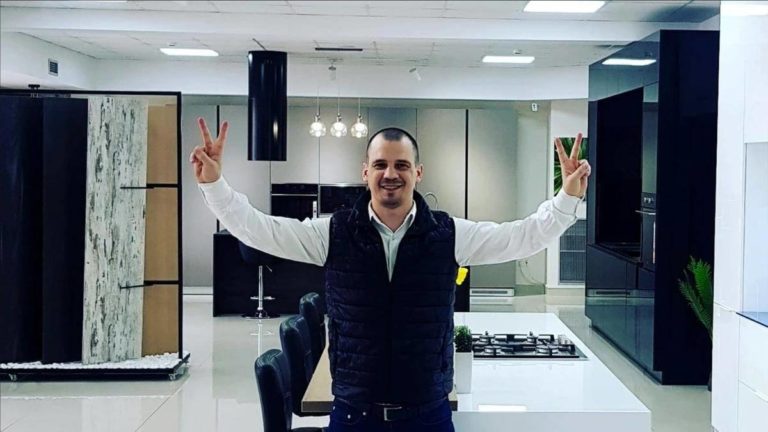 Ушёл из суда в Дендрарий и снял браслет: основатель мебельной фирмы Bismobil снова в бегах