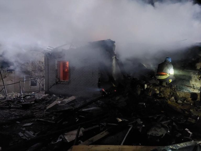 В Запорожье из-за российского обстрела разрушен жилой дом: погибла 11-летняя девочка и её отец