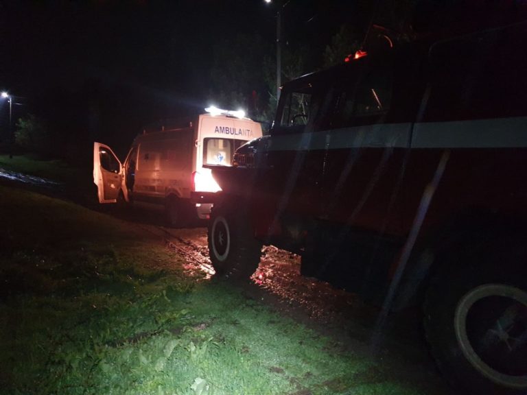 В Тараклии спасатели вытащили из грязи застрявшую машину скорой помощи