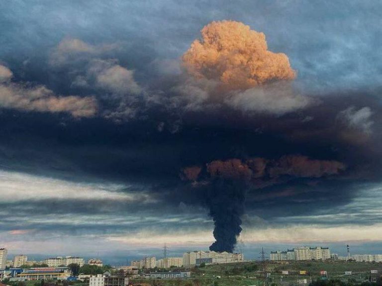 (ФОТО, ВИДЕО) В Севастополе горит нефтебаза — пожар охватил 1000 квадратных метров, оккупационные власти заявляют об атаке беспилотника ВСУ
