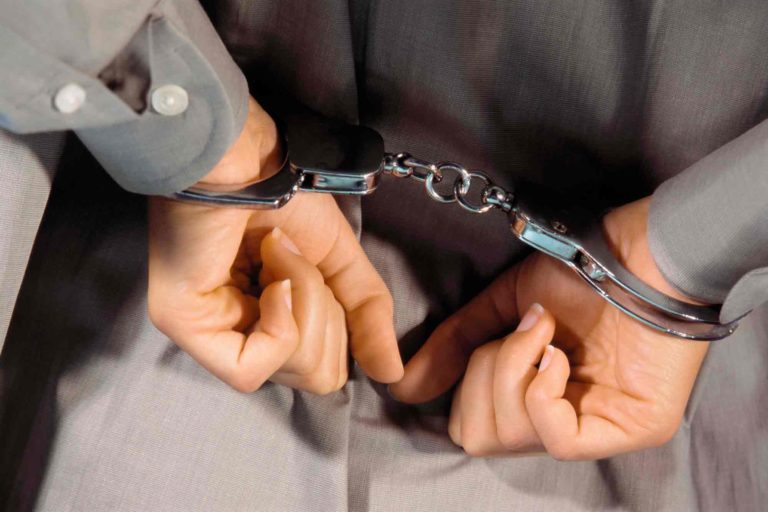 Притворялись полицией и вымогали взятку за «преступление» родственника: в Кишинёве семь человек задержали за мошенничество