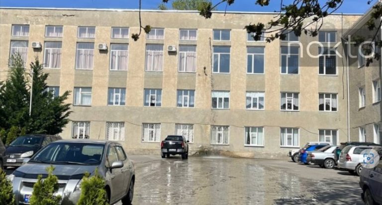 (ВИДЕО) Из здания педколледжа в Комрате бьет «фонтан». Что случилось?