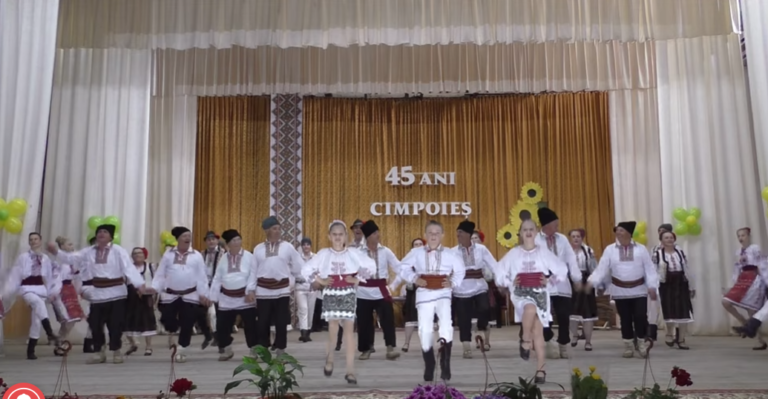 (ВИДЕО) 79-летний танцор коллектива «Чимпоеш» умер во время юбилейного концерта