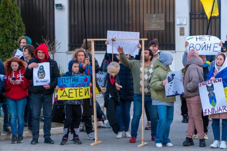 После полномасштабного вторжения в Украину к России начали хуже относиться во всех постсоветских странах