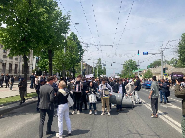 (ФОТО) Протест «Шор» в Кишинёве: у участников изъяли запрещённые предметы, в журналиста бросили палкой от флага