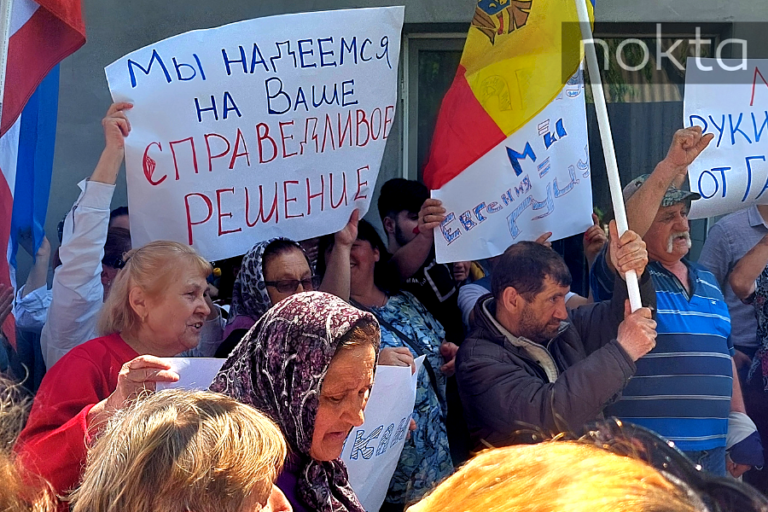 Битва за гагаузский престол: как ЦИК отстаивал в суде победу Гуцул, а толпа кричала «позор» контркандидату и его адвокату 