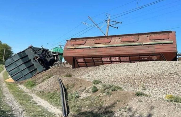 В Крыму подорвали железную дорогу, с путей сошли 5 вагонов с зерном