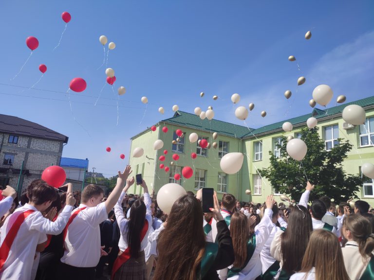 Гагаузский депутат на последнем звонке в Комрате: «Мы даже не можем понять какое счастье, что в нашей стране мирное время»