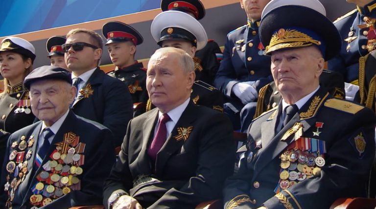 На параде в Москве рядом с Путиным сидели два ветерана, но ни один из них не воевал во Второй мировой