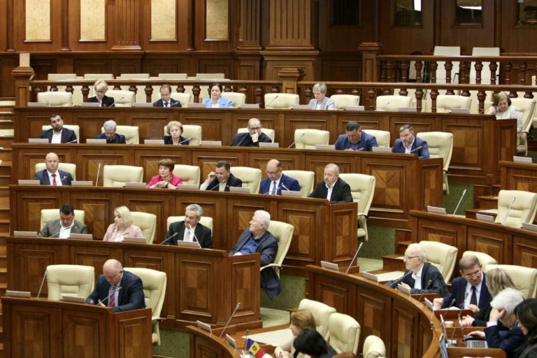 Блок коммунистов и социалистов инициирует вотум недоверия правительству Молдовы