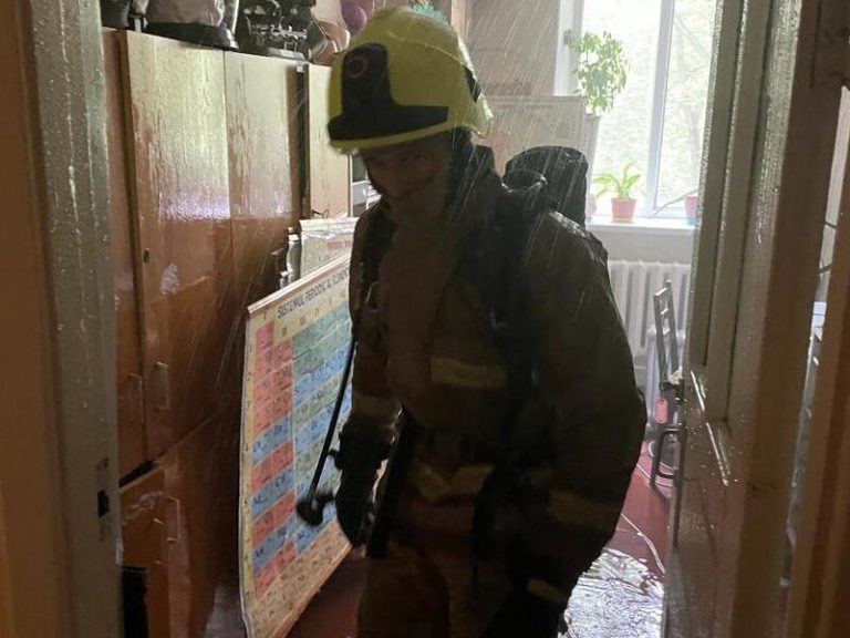 (ФОТО) В кабинете химии столичного лицея произошел пожар