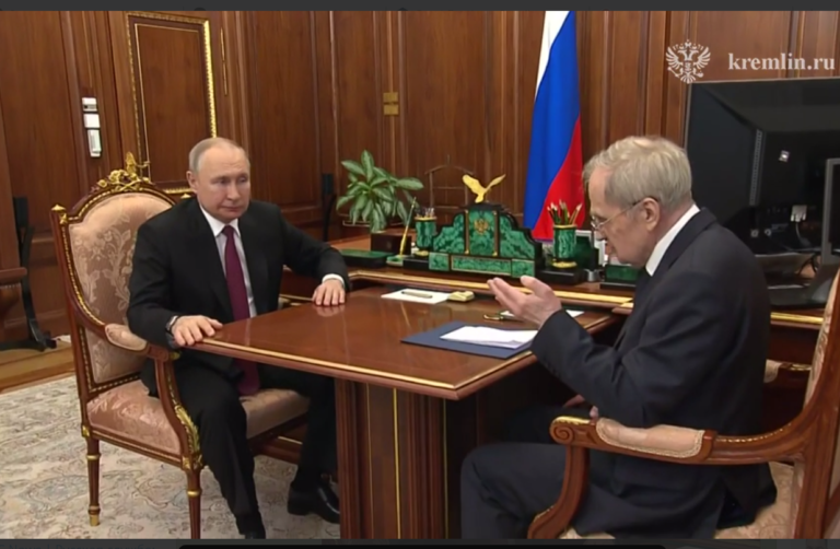 (ВИДЕО) Путину принесли карту XVII века, на которой нет Украины. Но она там есть