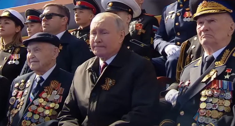 Парад Победы в Москве показал истощение армии, но Путин с трибуны пообещал одержать верх в войне