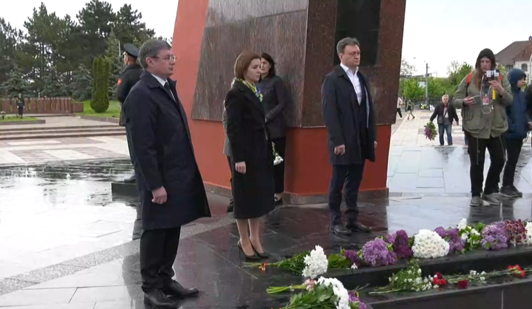 Майя Санду, Игорь Гросу и Дорин Речан возложили 9 мая цветы на мемориале «Вечность»