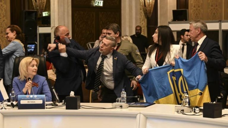 (ВИДЕО) «Лапы прочь от нашего флага!» — делегации Киева и Москвы устроили потасовку на мероприятии в Турции