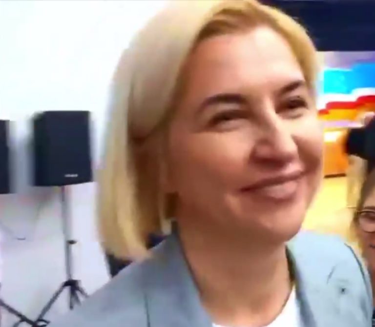 (ВИДЕО) «Красивая ты моя девочка» — Влах уклонялась от вопросов авторки расследования о её гардеробе, а затем отрицала, что получала запрос о комментарии