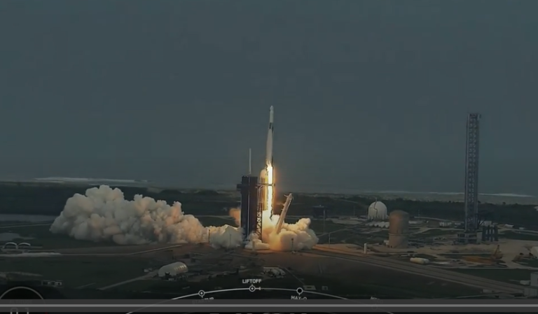 SpaceX: Корабль с туристами на борту полетел к МКС